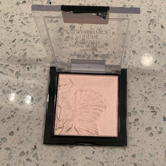 Wet and Wild highlighter in Blossom Glow - Picture 1 of 3